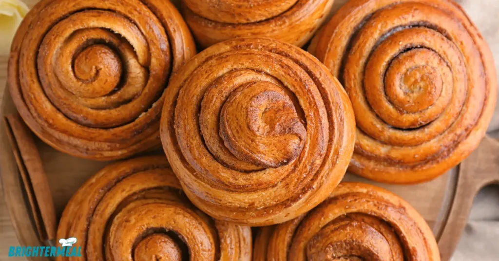 Cut cinnamon rolls ready for baking